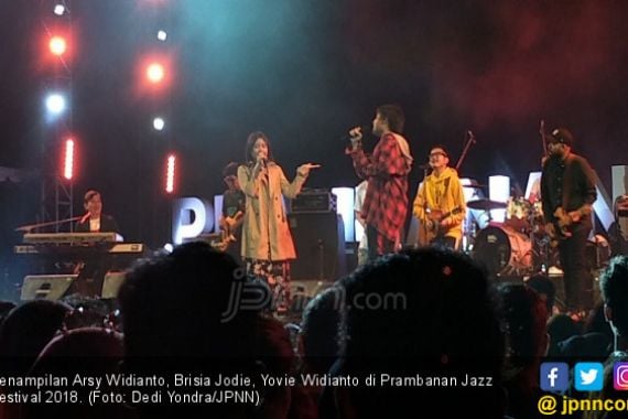 Arsy Widianto dan Brisia J Menangis di Prambanan Jazz 2018 - JPNN.COM