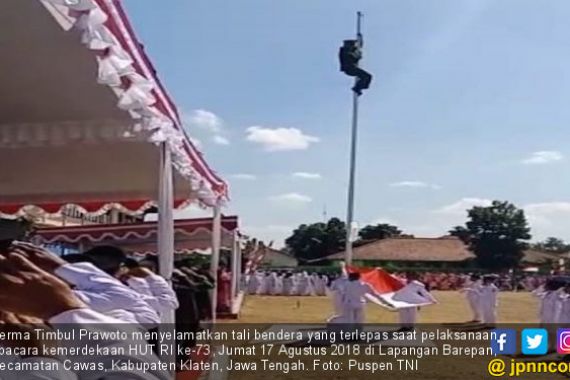 Aksi Heroik Babinsa Panjat Tiang Bendera Saat Upacara HUT RI - JPNN.COM