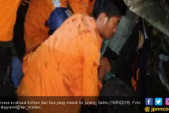 Bus Masuk Jurang, Tim SAR Medan Temukan Lima Korban Tewas - JPNN.COM