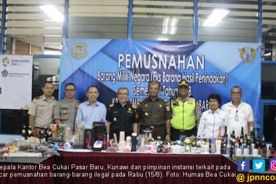 Bea Cukai Pasar Baru Memusnahkan Ribuan Barang Ilegal - JPNN.COM