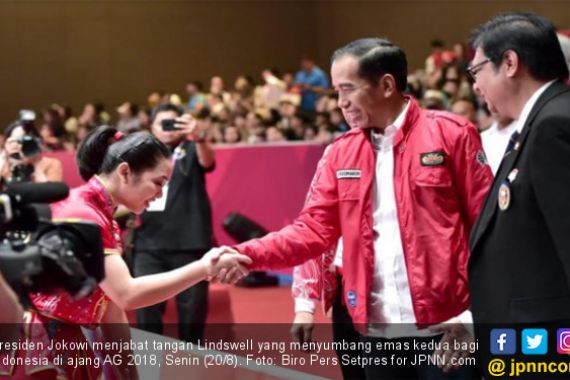 Detik - Detik Jokowi Menjabat Erat Tangan Lindswell - JPNN.COM