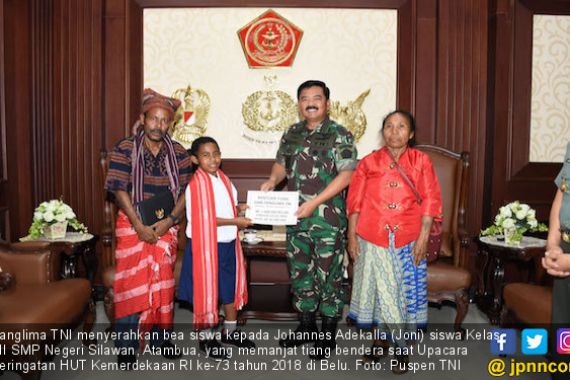 Panglima TNI Beri Beasiswa ke Joni Pemanjat Tiang Bendera - JPNN.COM