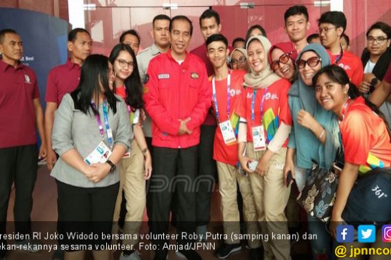 Jokowi Diserbu Volunteer Asian Games 2018 - JPNN.COM