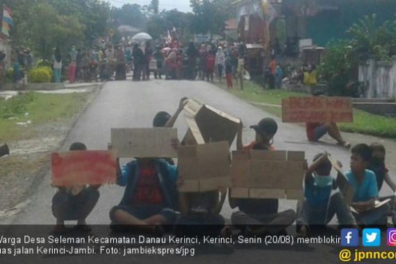 Warga Desa Seleman Blokir Jalan Tuntut Tersangka Dibebaskan - JPNN.COM