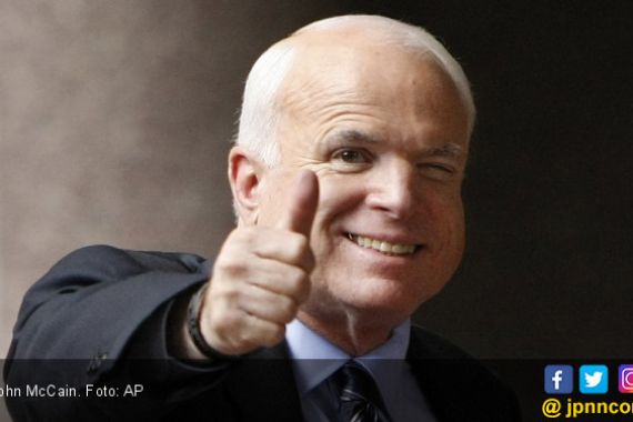 Keluarga McCain Berjanji Tak Usir Trump dan Palin - JPNN.COM