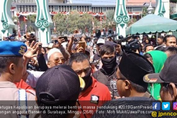 Massa #2019GantiPresiden vs Banser Bentrok di Masjid, Panas! - JPNN.COM