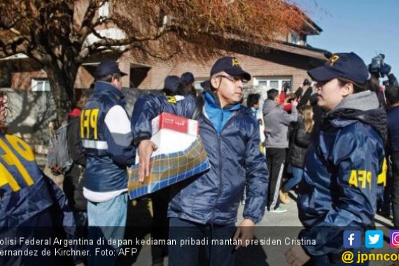 Rumah Mantan Presiden Argentina Diacak-acak Polisi - JPNN.COM