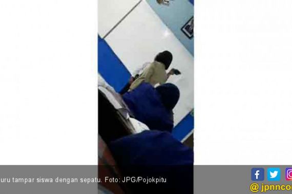 Video Viral: Guru Perempuan Tampar Siswa dengan Sepatu - JPNN.COM