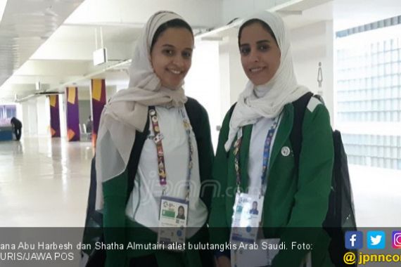 Atlet Perempuan Arab Saudi, Kalah Tetap Senyum Manis - JPNN.COM
