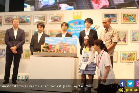 Gadis Asal Surabaya Juara Dunia Melukis Mobil Toyota - JPNN.COM