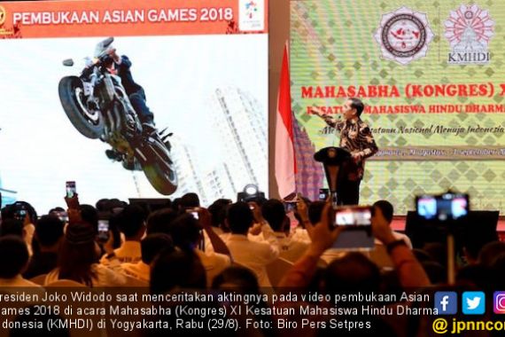 Beber Rahasia Video Akrobat Naik Motor, Jokowi: Gila, Bro! - JPNN.COM