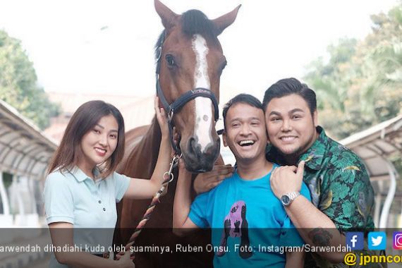 Ruben Onsu Beri Hadiah Kuda untuk Sarwendah - JPNN.COM