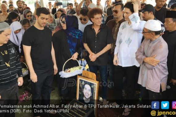 Isak Tangis Keluarga Ahmad Albar di Pemakaman Faldy Albar - JPNN.COM