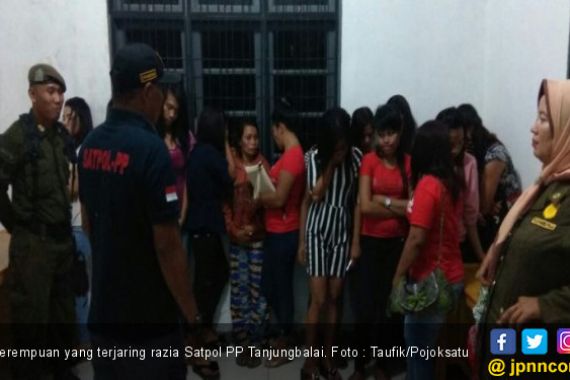 Razia Pekat Nyaris Rusuh, 20 Perempuan Terjaring Satpol PP - JPNN.COM