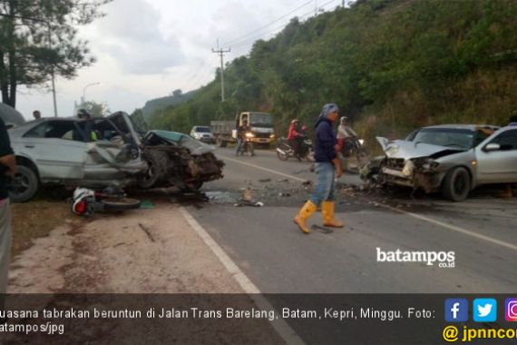 Tabrakan Beruntun di Jalan Trans Barelang, Sopir Sedan Tewas - JPNN.COM