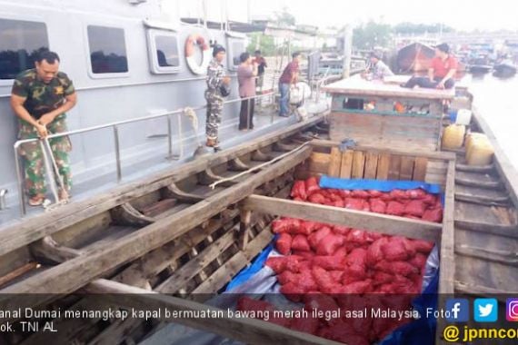 TNI AL Tangkap Kapal Bermuatan Bawang Merah Asal Malaysia - JPNN.COM