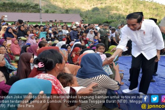 Jokowi Serahkan Langsung Bantuan untuk Korban Gempa Lombok - JPNN.COM