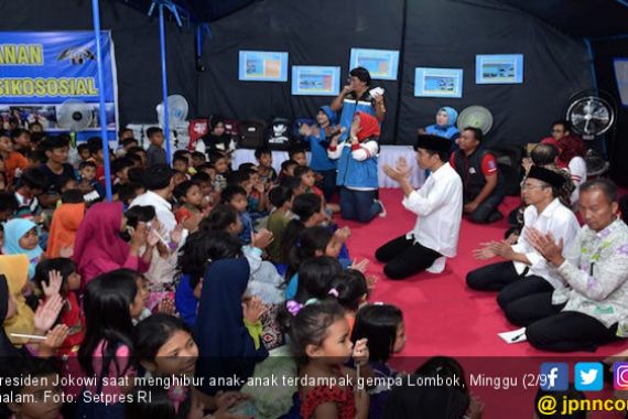 Presiden Hibur Anak-Anak Terdampak Gempa Lombok - JPNN.COM