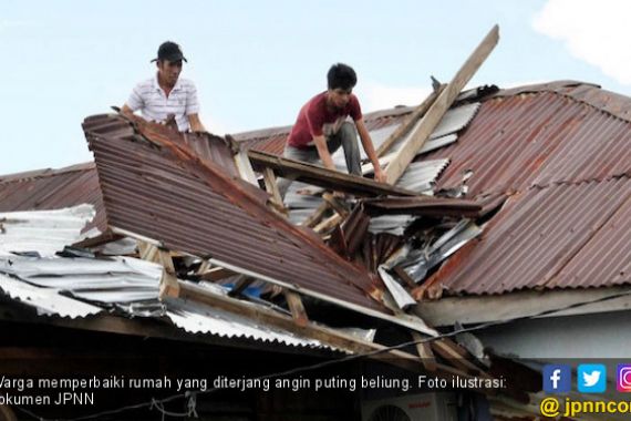 22 Rumah Rusak Berat Dihantam Angin Puting Beliung di Sergai - JPNN.COM