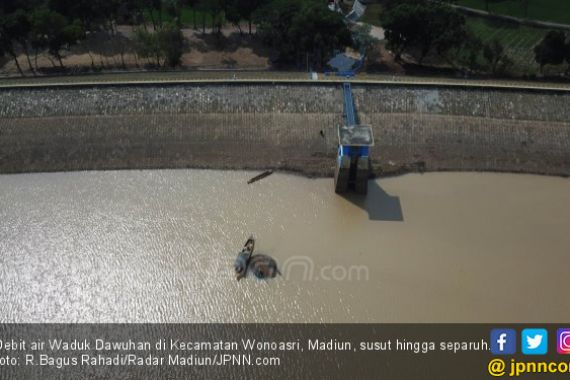 Debit Air Waduk Menyusut, Warga Panen Ikan - JPNN.COM