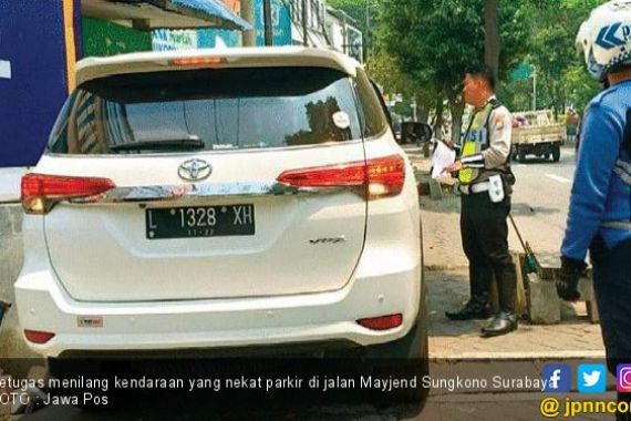 Jangan Parkir Lagi di Tepi Jalan Mayjend Sungkono Surabaya - JPNN.COM