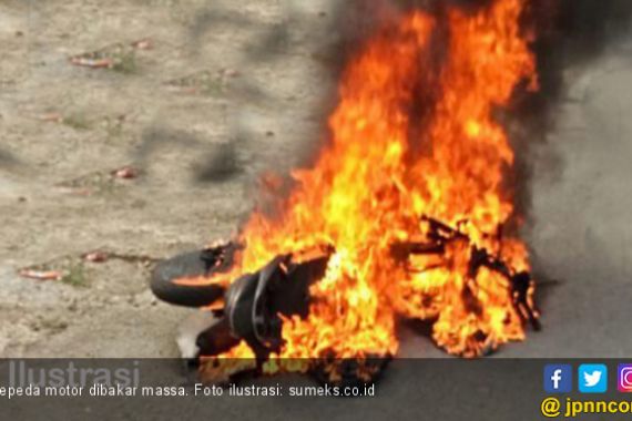 Massa Marah, Sepeda Motor Pelaku Pengeroyokan Dibakar - JPNN.COM