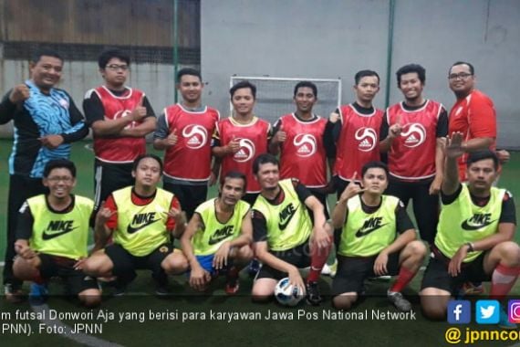 Kepompong Distro Sediakan Rompi untuk Tim Futsal Donwori Aja - JPNN.COM