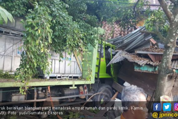 Sopir Mengantuk, Truk Seruduk Gardu dan Empat Unit Rumah - JPNN.COM