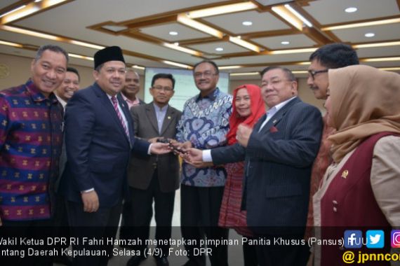 Fahri Hamzah Beber Arti Penting RUU Daerah Kepulauan - JPNN.COM