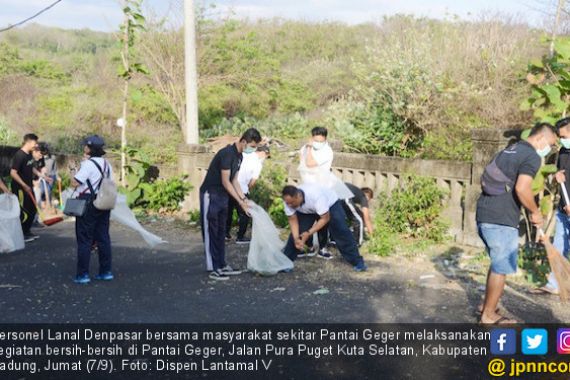 Peduli Lingkungan, Lanal Denpasar Membersihkan Pantai Geger - JPNN.COM