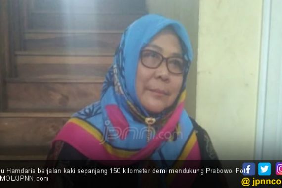 Demi Prabowo, Ibu Ini Rela Jalan Kaki 150 Kilo - JPNN.COM