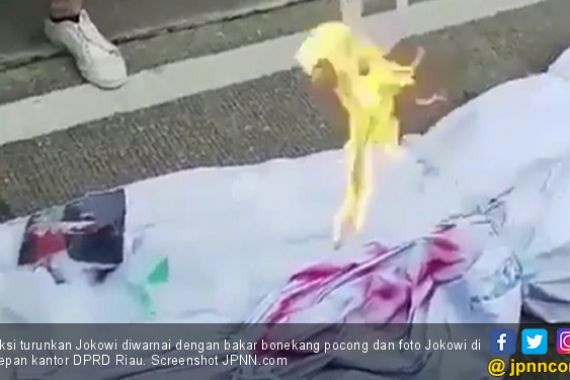 Aksi Turunkan Jokowi Diwarnai Bakar Boneka Pocong dan Foto - JPNN.COM