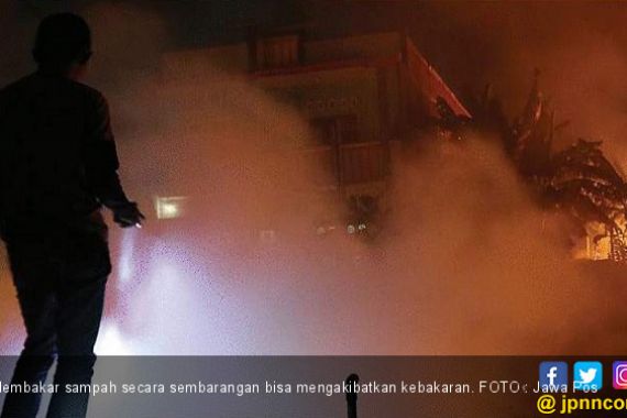 Bakar Sampah, Api Menjalar ke Kampung Selang Nangka - JPNN.COM