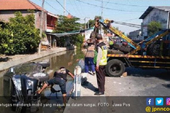 Supir Ngantuk, Avanza Masuk Sungai - JPNN.COM