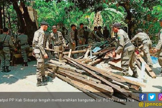 Satpol PP Sidoarjo Bersih-Bersih Bangli - JPNN.COM