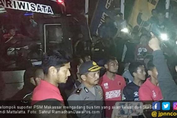 Bus PSM Makassar Diadang Suporter, Tegang Satu Jam - JPNN.COM