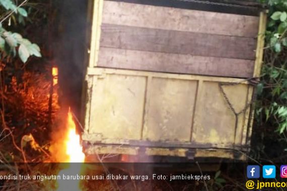 Tabrak Rumah Warga, Truk Pengangkut Batubara Dibakar Massa - JPNN.COM