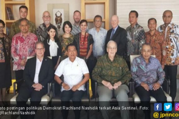 Demokrat Posting Foto Pendiri Asia Sentinel dengan Moeldoko - JPNN.COM