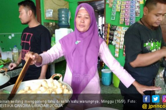 Sainah Jualan Bakso Tusuk, Omzet Bisa Rp 150 Juta per Bulan - JPNN.COM