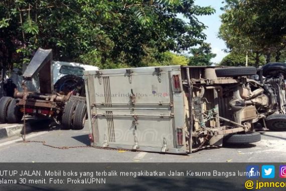 Mobil Boks Tabrak Median Jalan, Kernet Tergencet, Sopir Lari - JPNN.COM