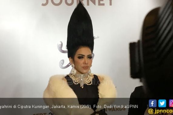 Jelang Konser, Syahrini Pamer Jambul Tinggi Menjulang - JPNN.COM