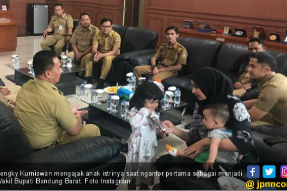 Ngantor Perdana Bawa Anak & Istri, Hengky Kurniawan Dicibir - JPNN.COM