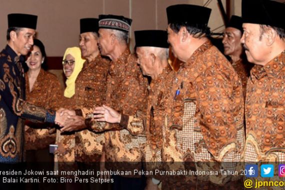Jokowi Pastikan Pensiunan PNS Terima Gaji ke-13 - JPNN.COM