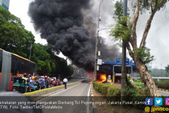 Gerbang Tol Pejompongan Terbakar - JPNN.COM