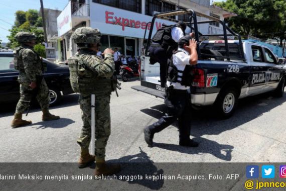 Mencekam, Marinir Lucuti Senjata Ratusan Polisi - JPNN.COM