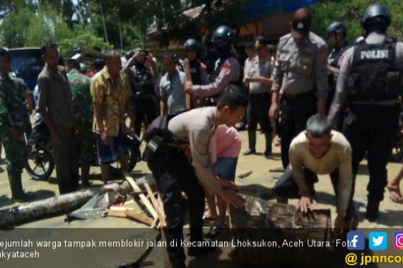 Protes Tanggul Sungai Jebol, Warga Aceh Utara Blokir Jalan - JPNN.COM