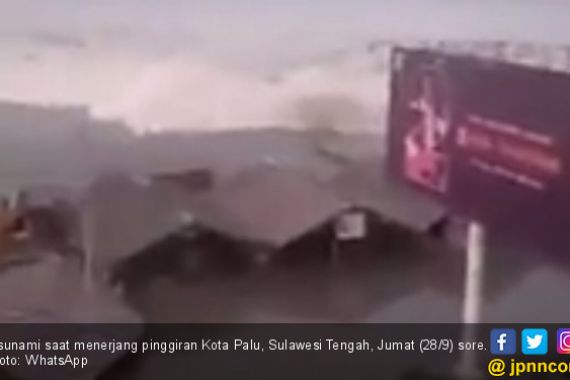 Detik-detik Tsunami Terjang Palu Pascagempa - JPNN.COM