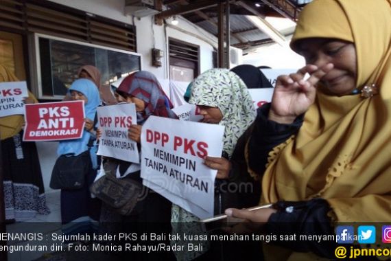 Beramai-ramai Tinggalkan PKS dengan Tetesan Air Mata - JPNN.COM