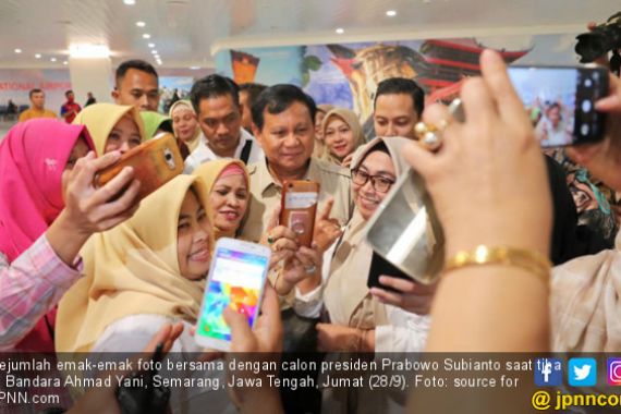 Prabowo Mendarat, Ibu Berkerudung Hijau pun Mendekat - JPNN.COM
