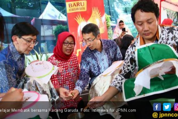 Rayakan Hari Batik Nasional dengan Membatik - JPNN.COM